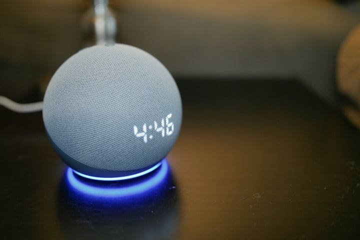 Amazon Echo Dot (4.a generación) con luz LED de reloj